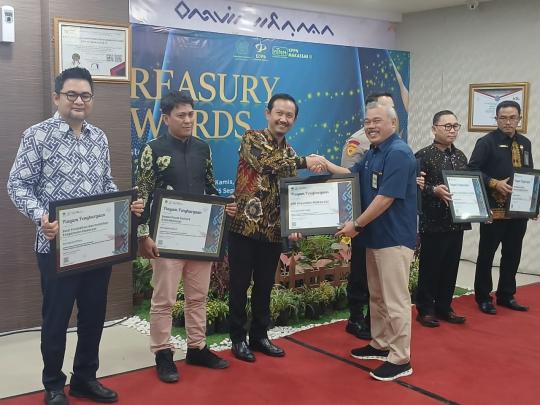 UIN Alauddin Makassar Raih Treasury Awards KPPN II Makassar Kategori Transaksi CMS Tertinggi