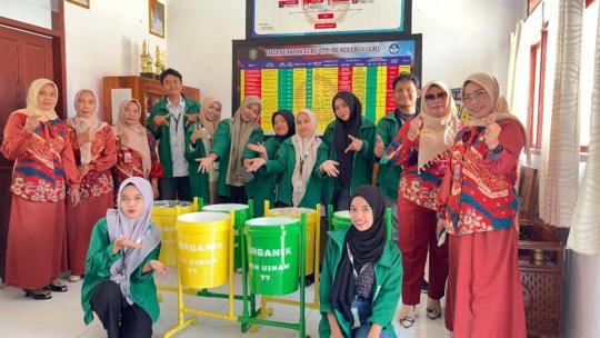 Mahasiswa KKN UIN Alauddin Makassar Ajarkan Siswa SDN 31 Lau Cara Buang Sampah yang Benar