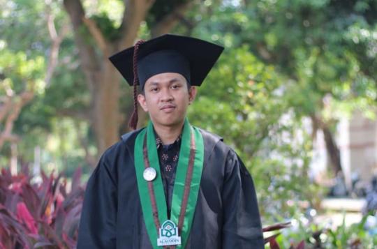 Keterbatasan Ekonomi Tak Surutkan Semangat, Ichsan Raih Lulusan Terbaik Wisuda Angkatan 113