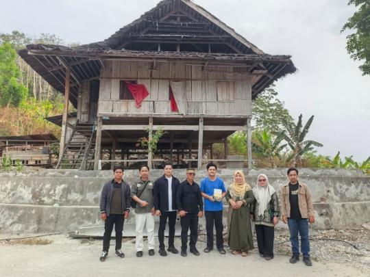 LP2M UIN Alauddin Serahkan Buku Riset tentang Kerukunan Masyarakat Adat Kaluppini
