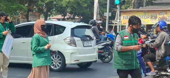 Mahasiswa UIN Alauddin Turun ke Jalan, Bagikan Masker Gratis Bersama BAZNAS Makassar