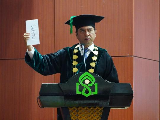 Pesan Rektor di Wisuda Angkatan 122: Filosofi Tiga Amplop dan Prioritas Waktu