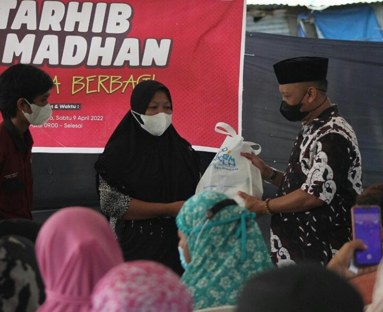 Gambar YBM PLN Kerjasama HMJ TI UIN Alauddin Salurkan Paket Sembako di Hertasning