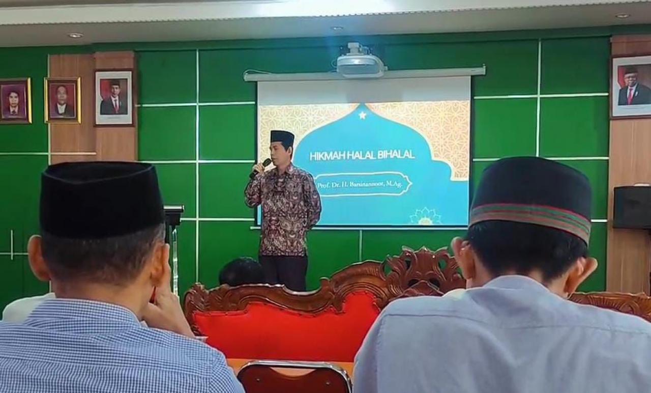 Gambar Dekan FAH UIN Alauddin Ceramah Halal Bihalal di Balitbang Agama Makassar